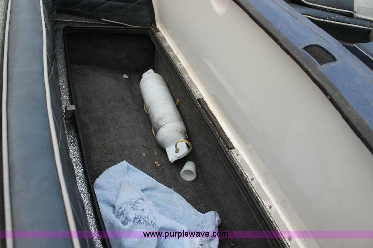 image for item 6104 1989 Ranger 375V 17' bass boat