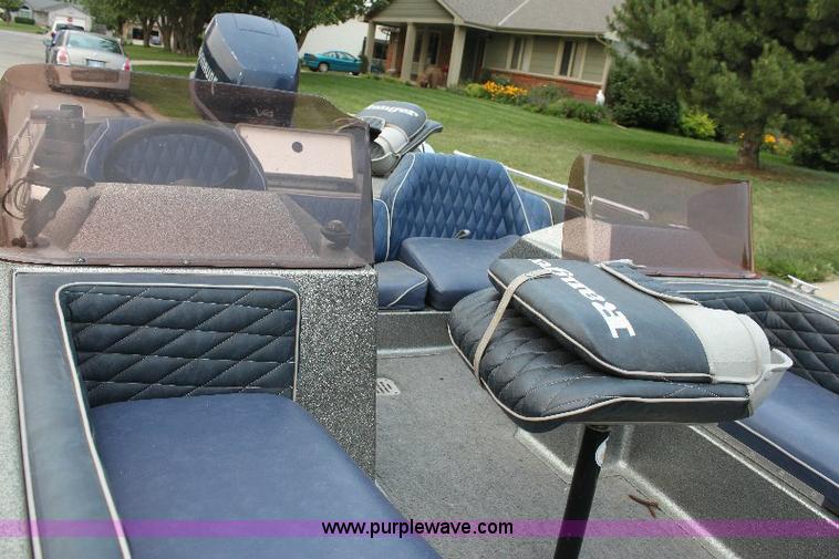 image for item 6104 1989 Ranger 375V 17' bass boat