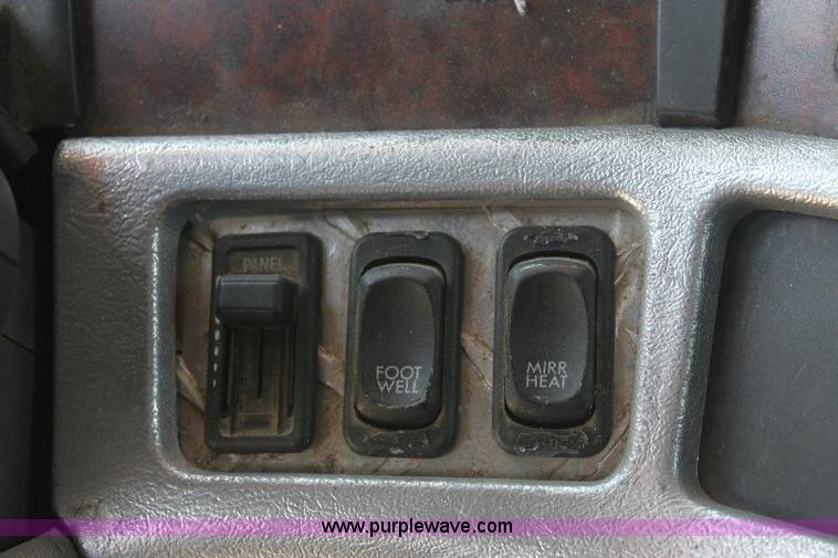 image for item 6277 2004 Freightliner ST112 semi truck