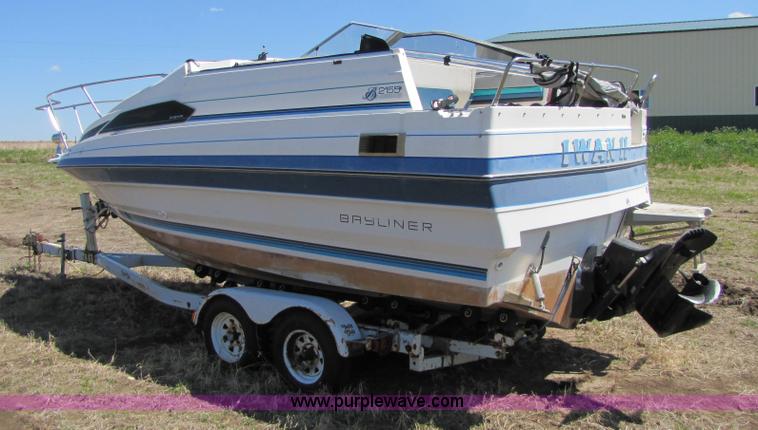 image for item 8612 1988 Bayliner 21' boat