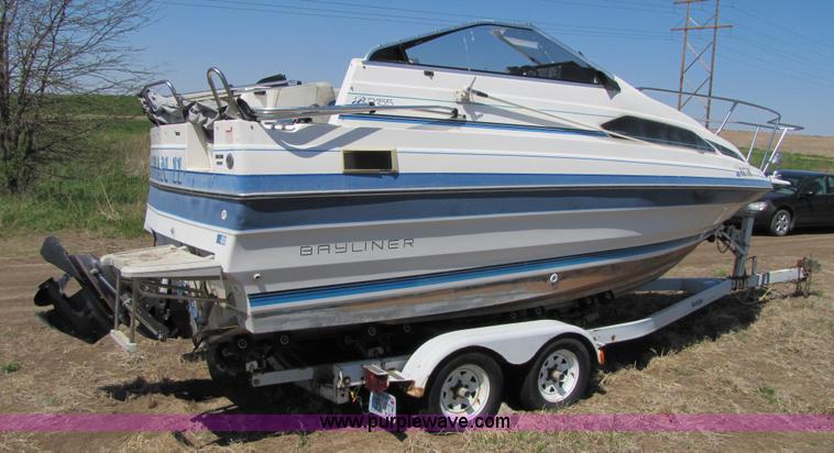 image for item 8612 1988 Bayliner 21' boat