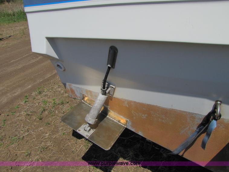 image for item 8612 1988 Bayliner 21' boat