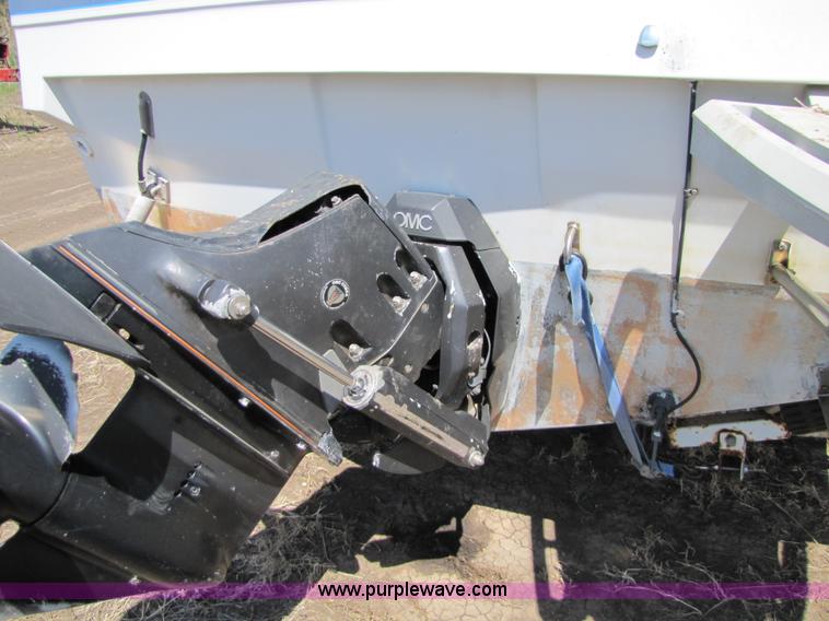 image for item 8612 1988 Bayliner 21' boat