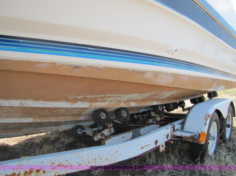 image for item 8612 1988 Bayliner 21' boat