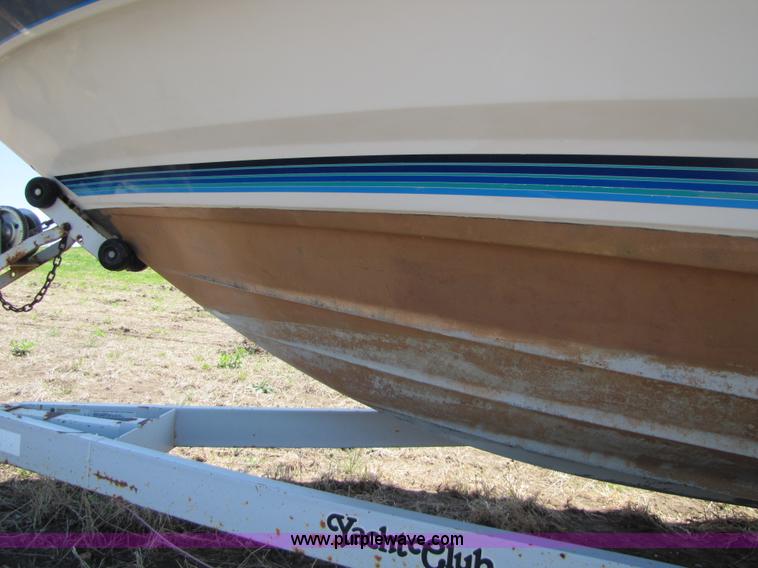 image for item 8612 1988 Bayliner 21' boat