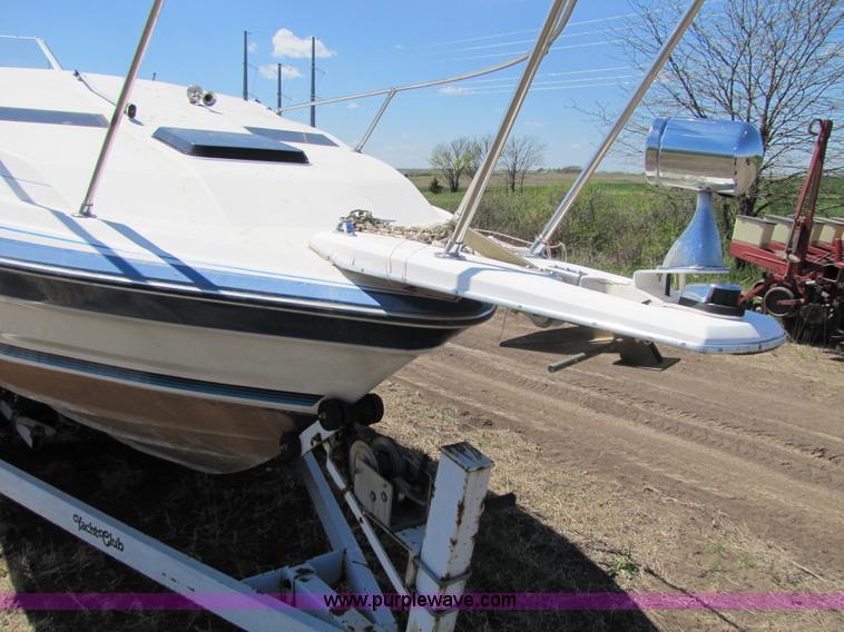 image for item 8612 1988 Bayliner 21' boat