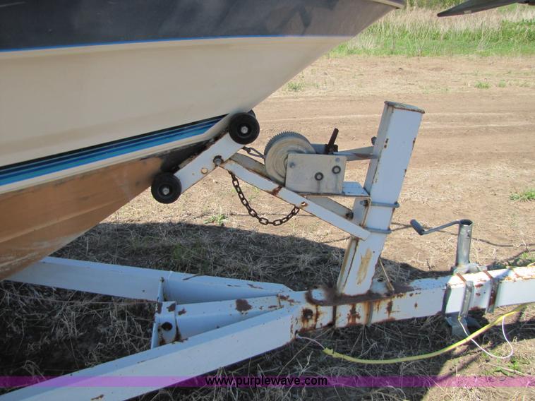 image for item 8612 1988 Bayliner 21' boat