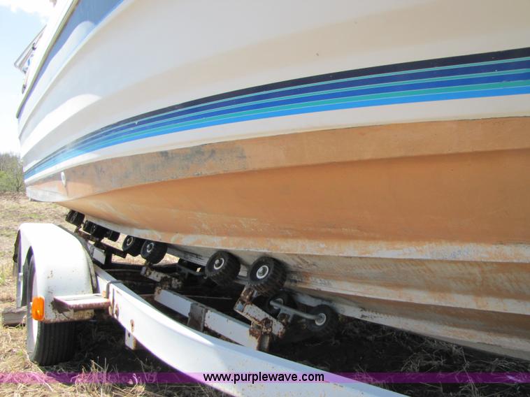 image for item 8612 1988 Bayliner 21' boat