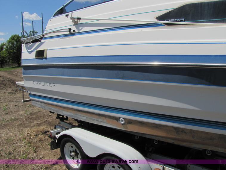 image for item 8612 1988 Bayliner 21' boat