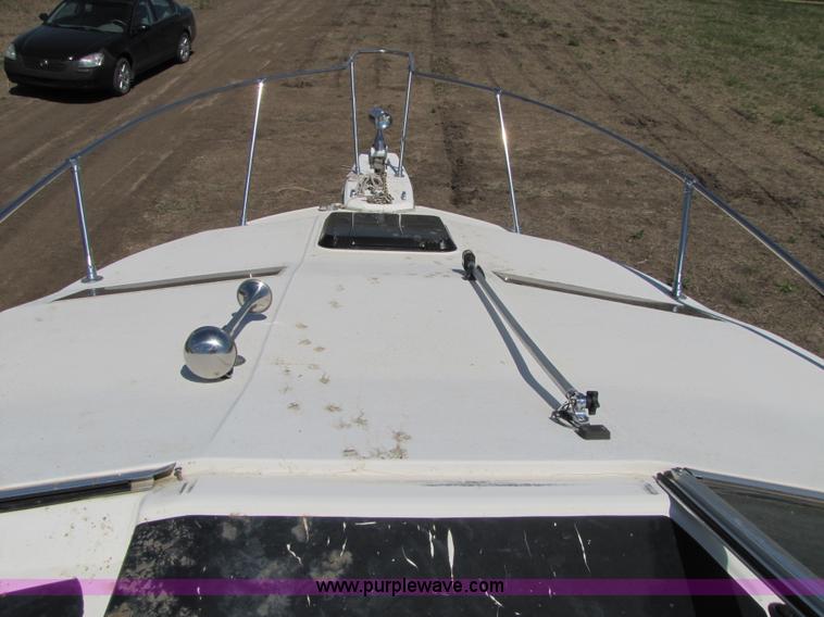 image for item 8612 1988 Bayliner 21' boat