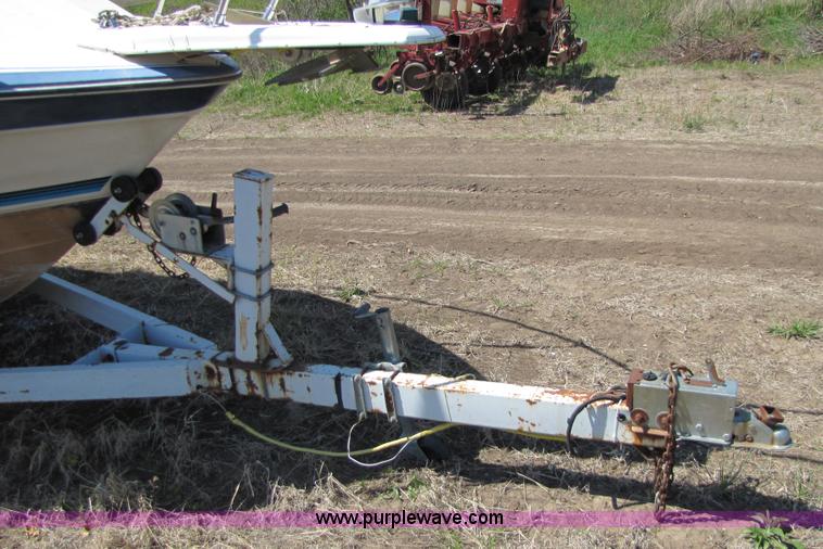 image for item 8612 1988 Bayliner 21' boat