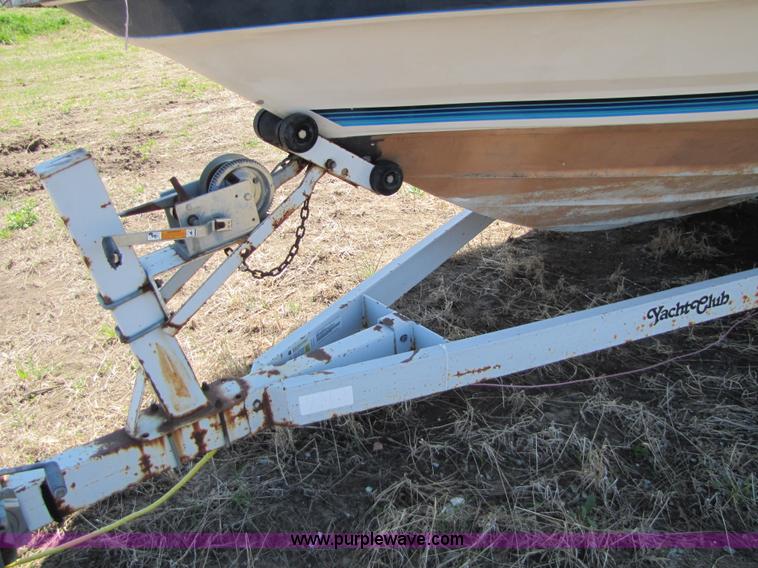 image for item 8612 1988 Bayliner 21' boat