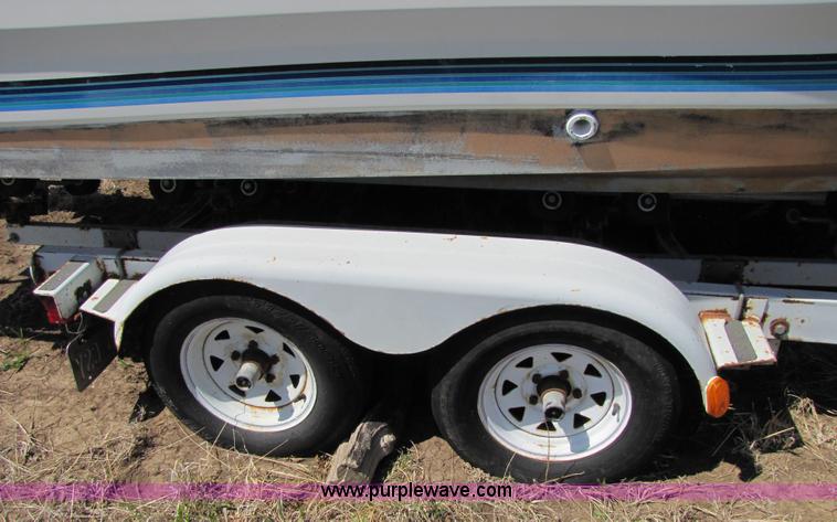 image for item 8612 1988 Bayliner 21' boat