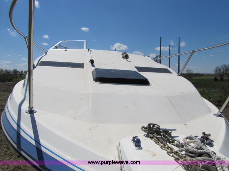 image for item 8612 1988 Bayliner 21' boat