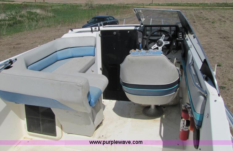 image for item 8612 1988 Bayliner 21' boat