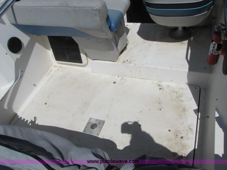 image for item 8612 1988 Bayliner 21' boat