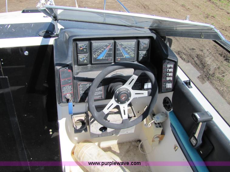 image for item 8612 1988 Bayliner 21' boat