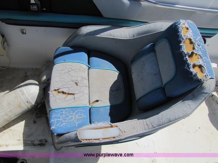 image for item 8612 1988 Bayliner 21' boat