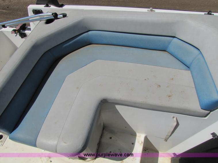 image for item 8612 1988 Bayliner 21' boat