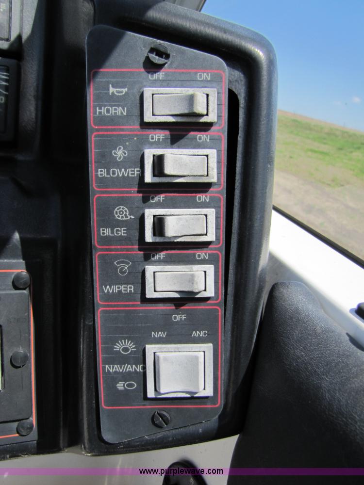 image for item 8612 1988 Bayliner 21' boat