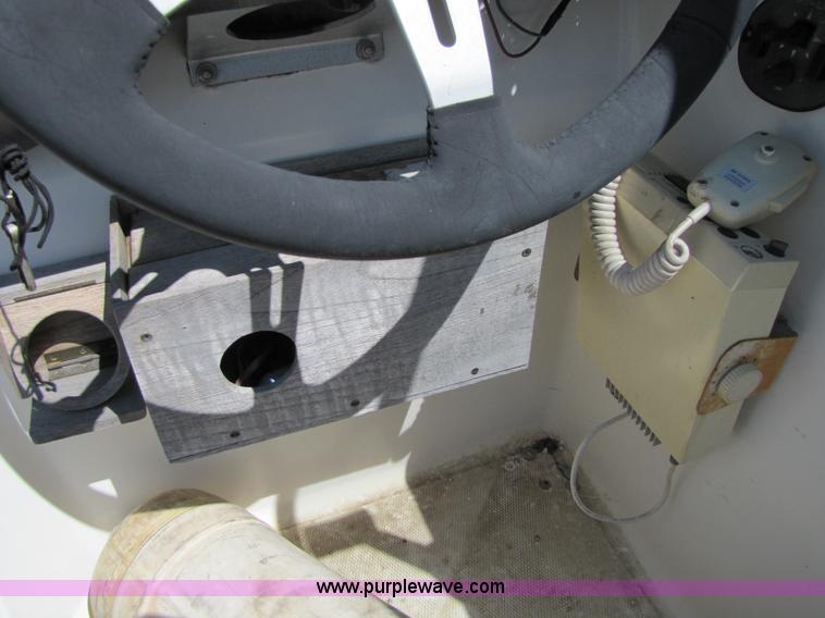 image for item 8612 1988 Bayliner 21' boat