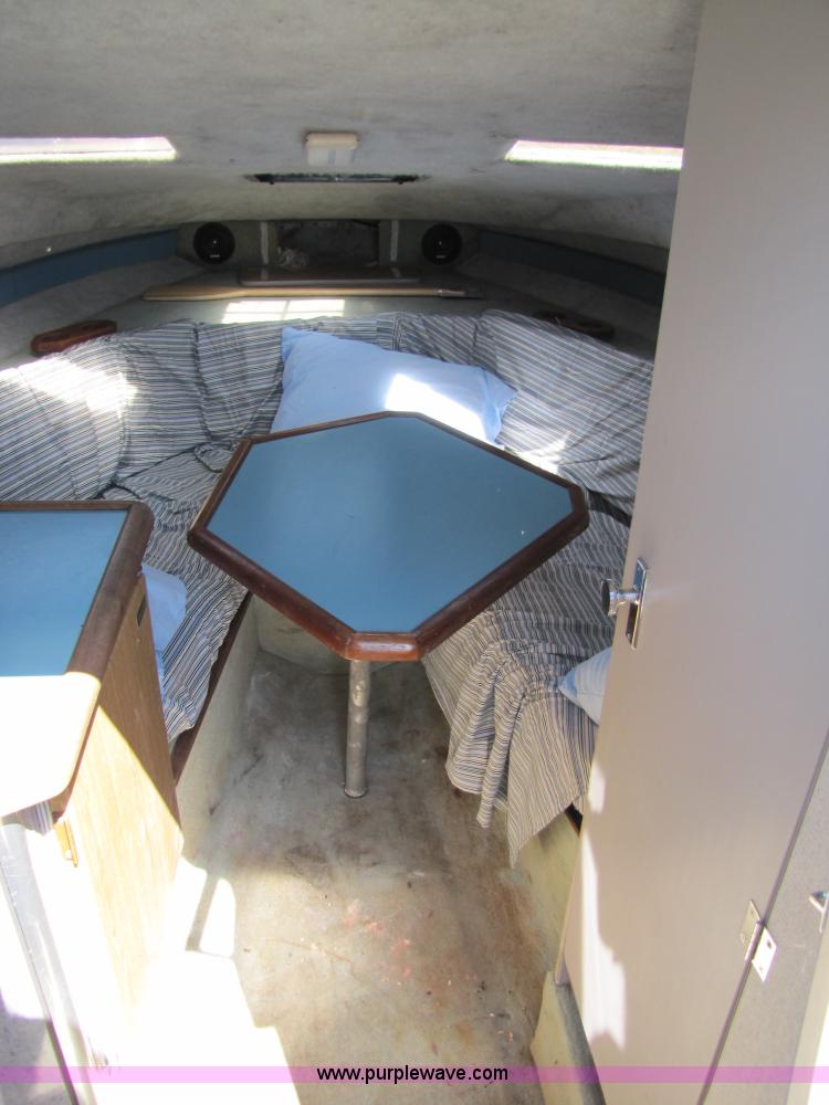 image for item 8612 1988 Bayliner 21' boat