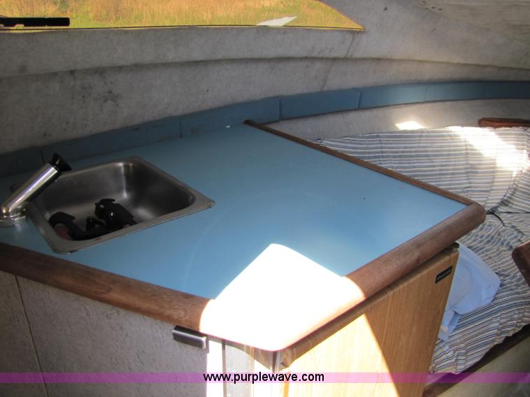 image for item 8612 1988 Bayliner 21' boat