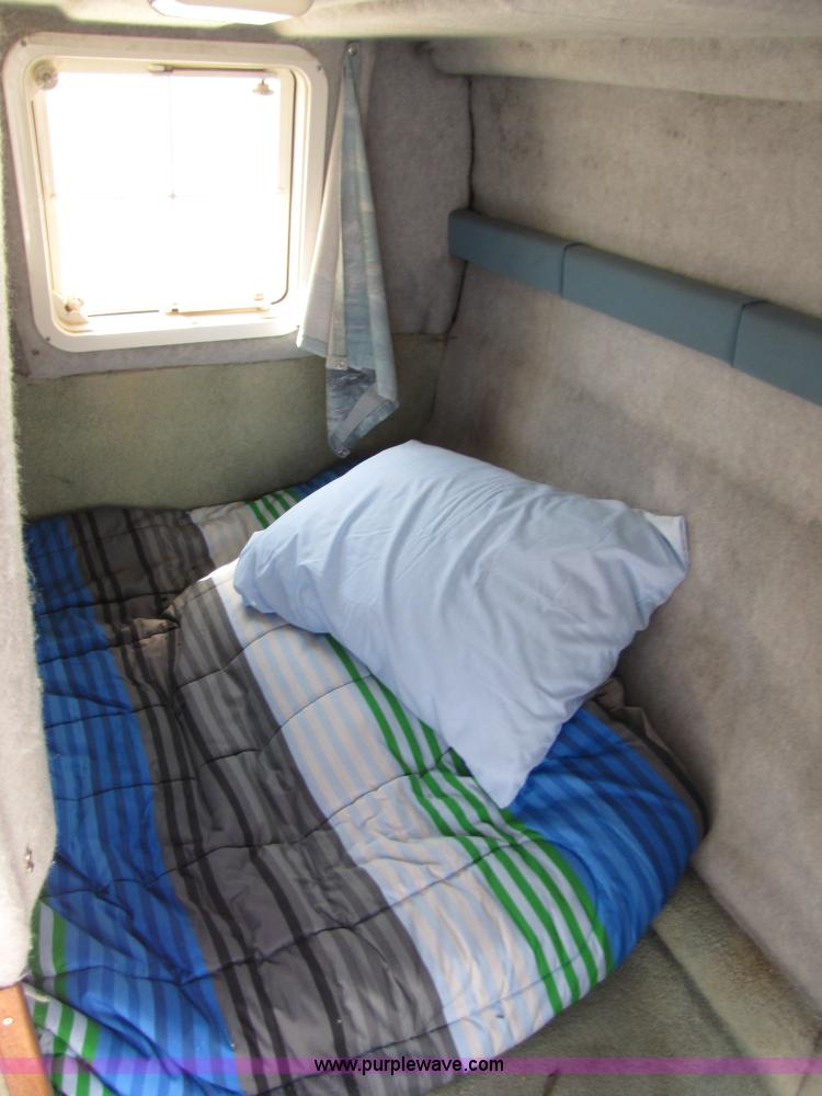 image for item 8612 1988 Bayliner 21' boat