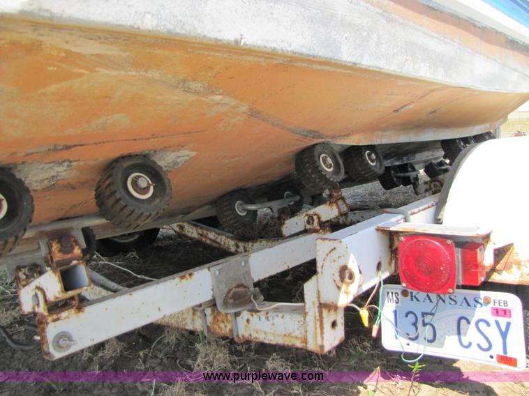 image for item 8612 1988 Bayliner 21' boat