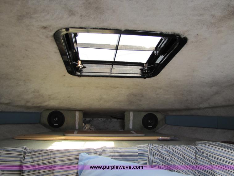 image for item 8612 1988 Bayliner 21' boat