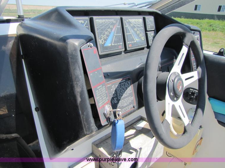 image for item 8612 1988 Bayliner 21' boat