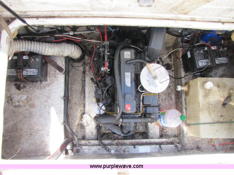 image for item 8612 1988 Bayliner 21' boat