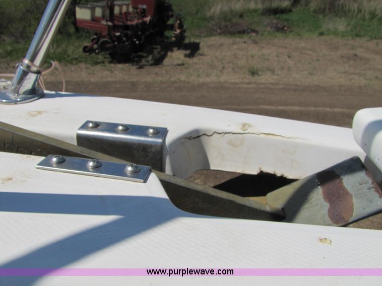 image for item 8612 1988 Bayliner 21' boat