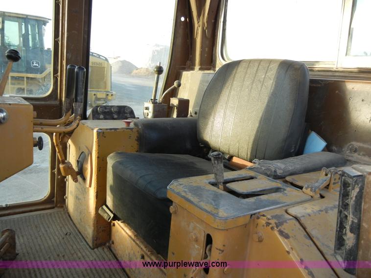 image for item 1001 1982 Caterpillar D5B dozer