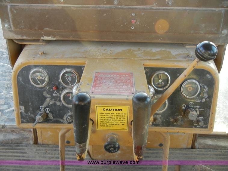 image for item 1001 1982 Caterpillar D5B dozer