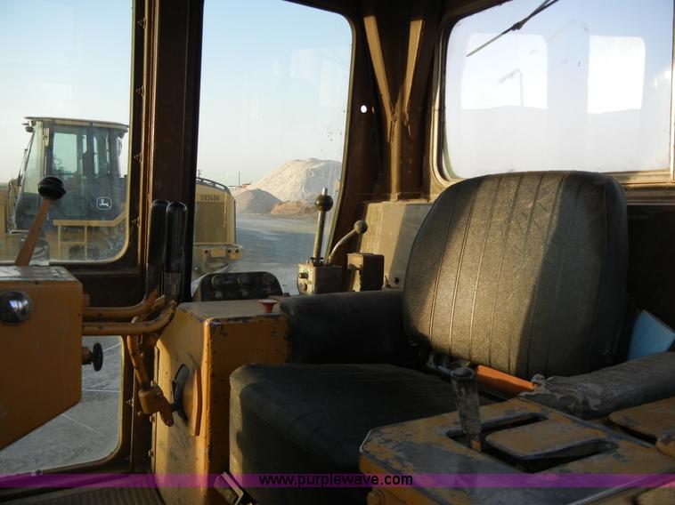 image for item 1001 1982 Caterpillar D5B dozer