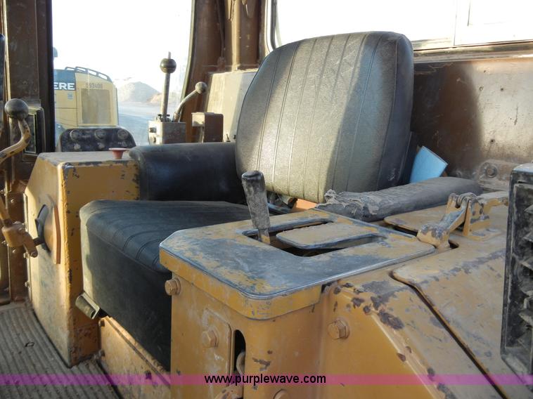 image for item 1001 1982 Caterpillar D5B dozer