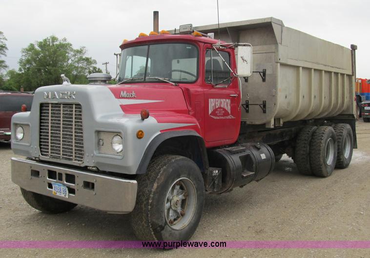 image for item 4151 1986 Mack R686ST dump truck