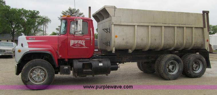 image for item 4151 1986 Mack R686ST dump truck