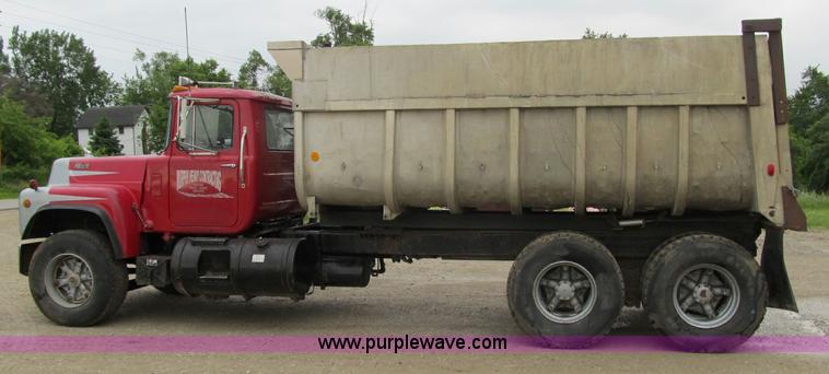 image for item 4151 1986 Mack R686ST dump truck
