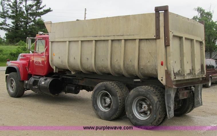 image for item 4151 1986 Mack R686ST dump truck