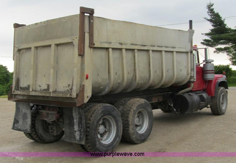 image for item 4151 1986 Mack R686ST dump truck