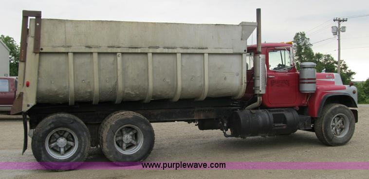 image for item 4151 1986 Mack R686ST dump truck