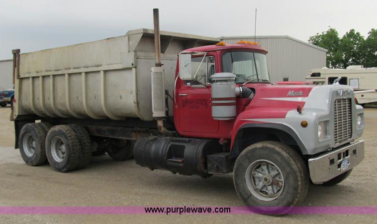 image for item 4151 1986 Mack R686ST dump truck