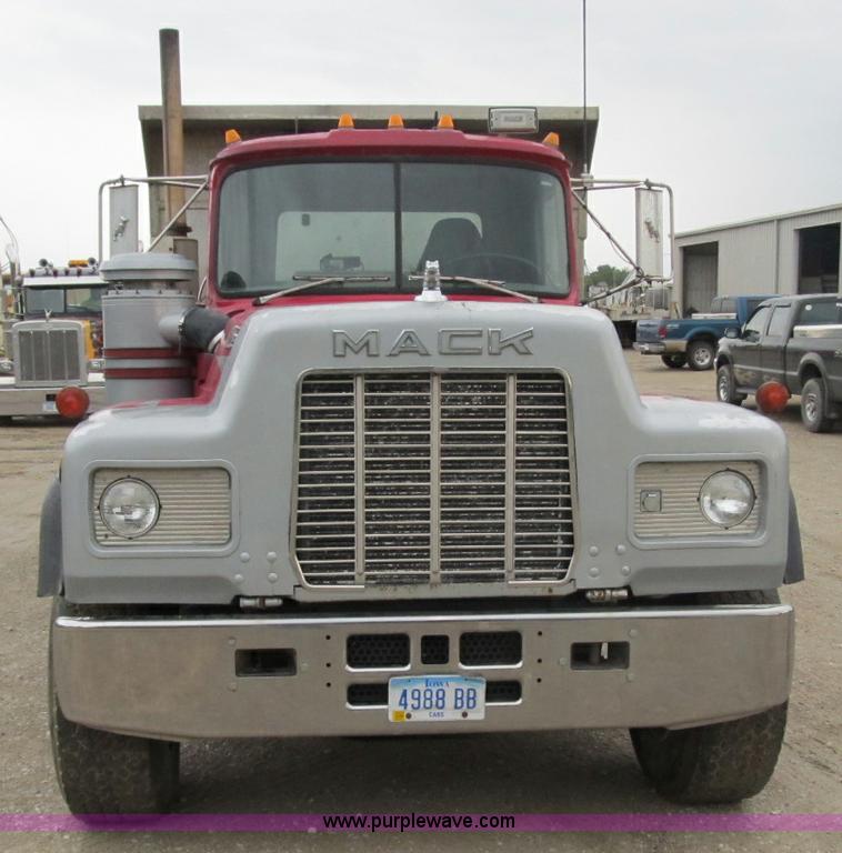 image for item 4151 1986 Mack R686ST dump truck