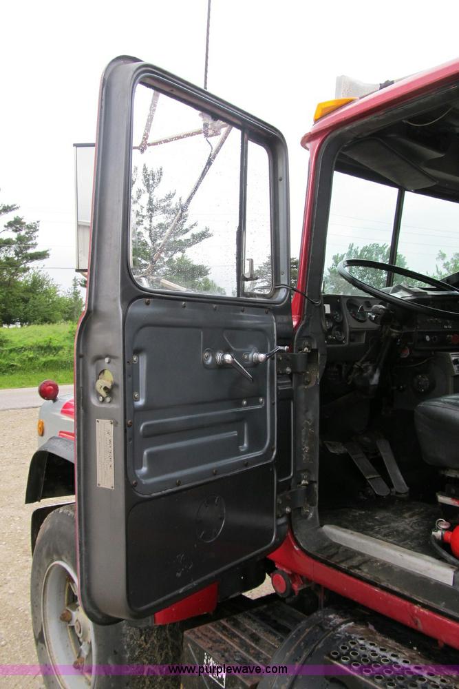 image for item 4151 1986 Mack R686ST dump truck