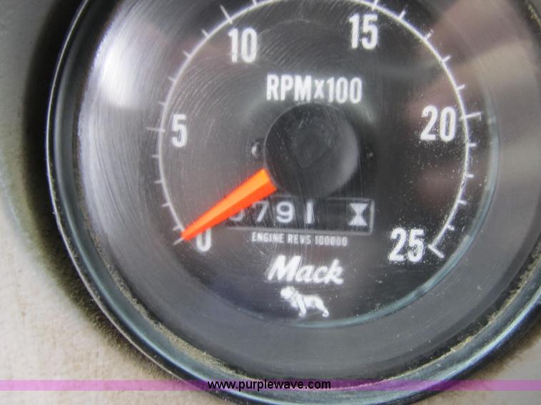 image for item 4151 1986 Mack R686ST dump truck