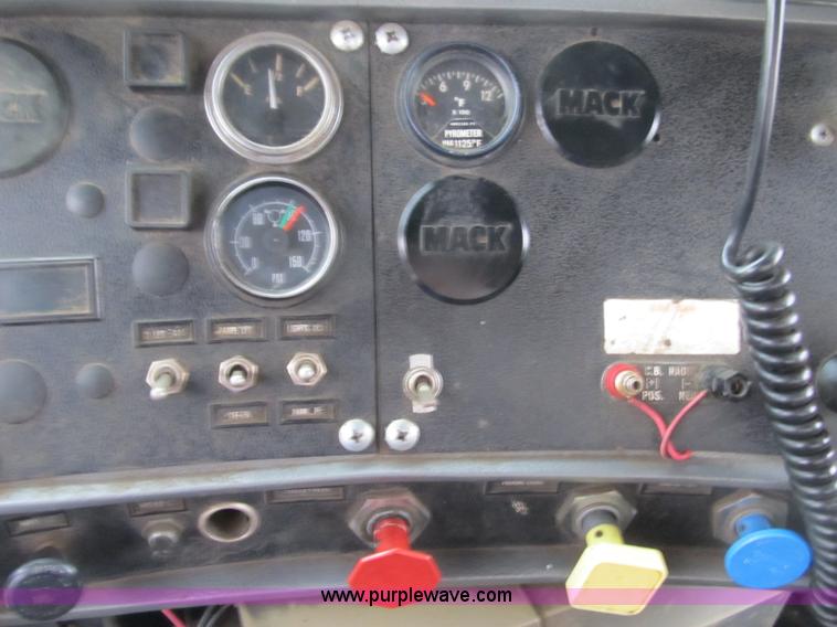 image for item 4151 1986 Mack R686ST dump truck