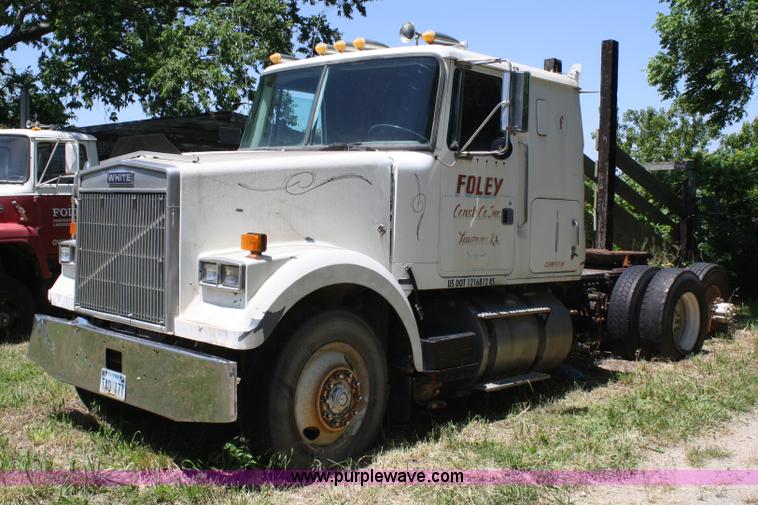 image for item 4717 1986 White WIM semi truck