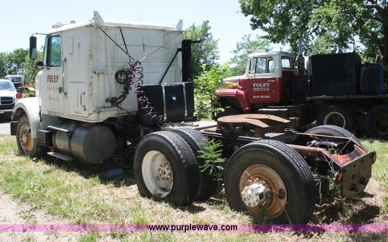 image for item 4717 1986 White WIM semi truck